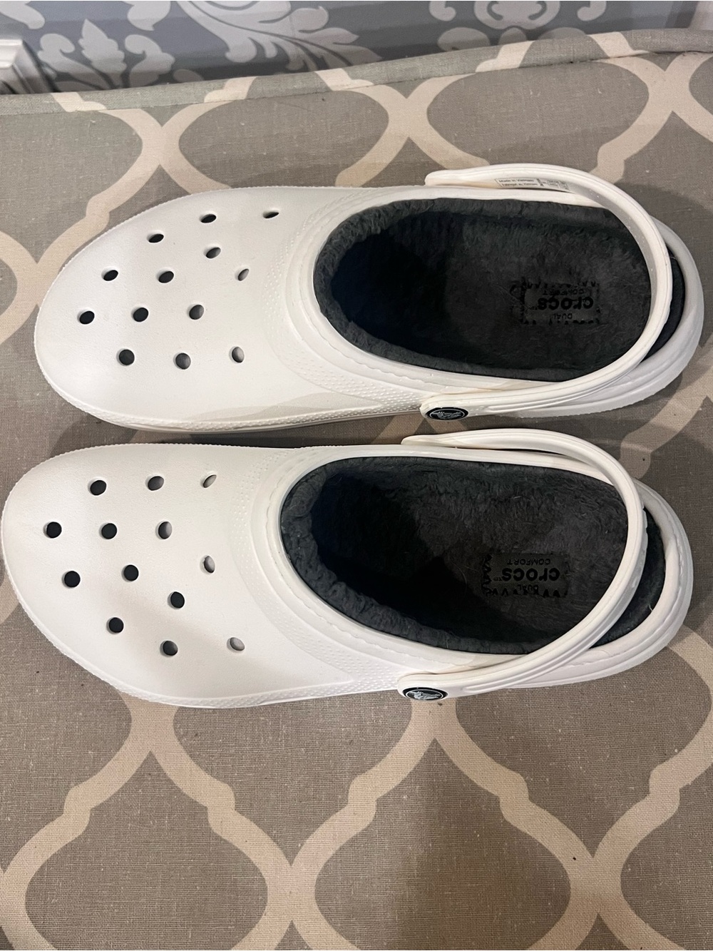CROCS Kids Classic Fleece Lined Clog in White with Black Lining size J6/W 7.5
